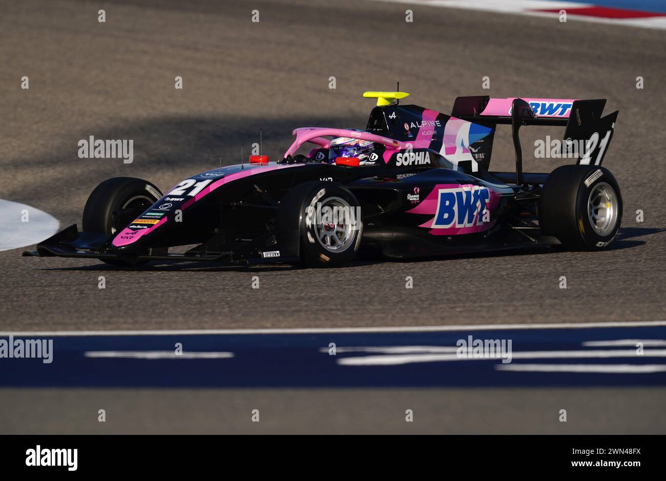 Sophia Florsch di Van Amersfoort Racing durante le qualifiche di Formula 3 al circuito Internazionale del Bahrain, Sakhir. Data foto: Giovedì 29 febbraio 2024. Foto Stock