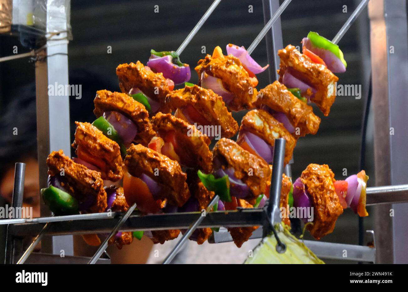 Indore Sarafa Bazaar, la capitale indiana del Madhya Pradesh per il cibo di mezzanotte, Una delizia per i buongustai. Foto Stock