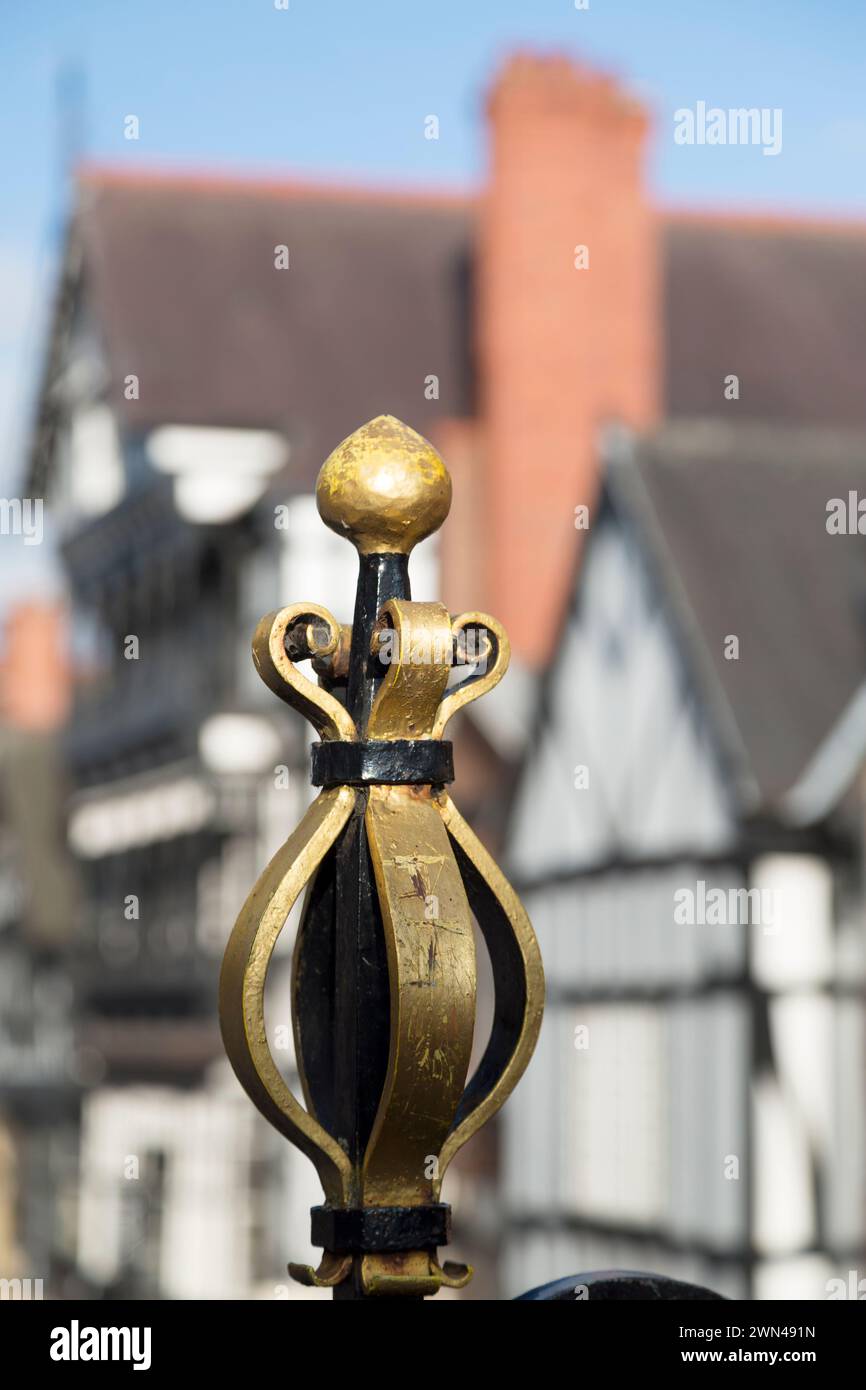 Regno Unito, Chester, dettagli del ponte sulle mura della città con edifici medievali ristrutturati in stile vittoriano sullo sfondo. Foto Stock