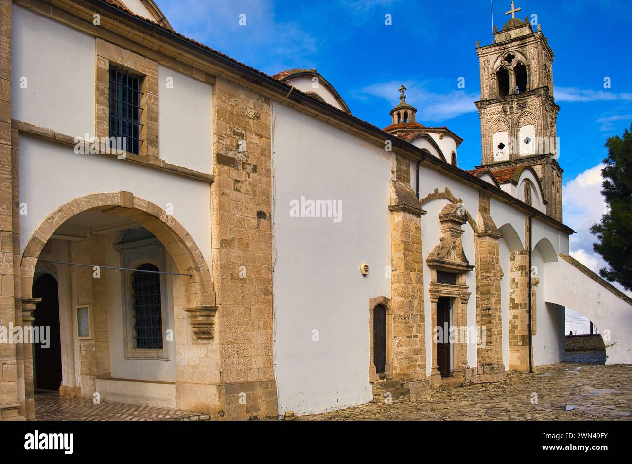 Esterno della navata e della torre dell'orologio della Chiesa greco-ortodossa di Santa Croce a Lefkara, distretto di Larnaca, Cipro Foto Stock