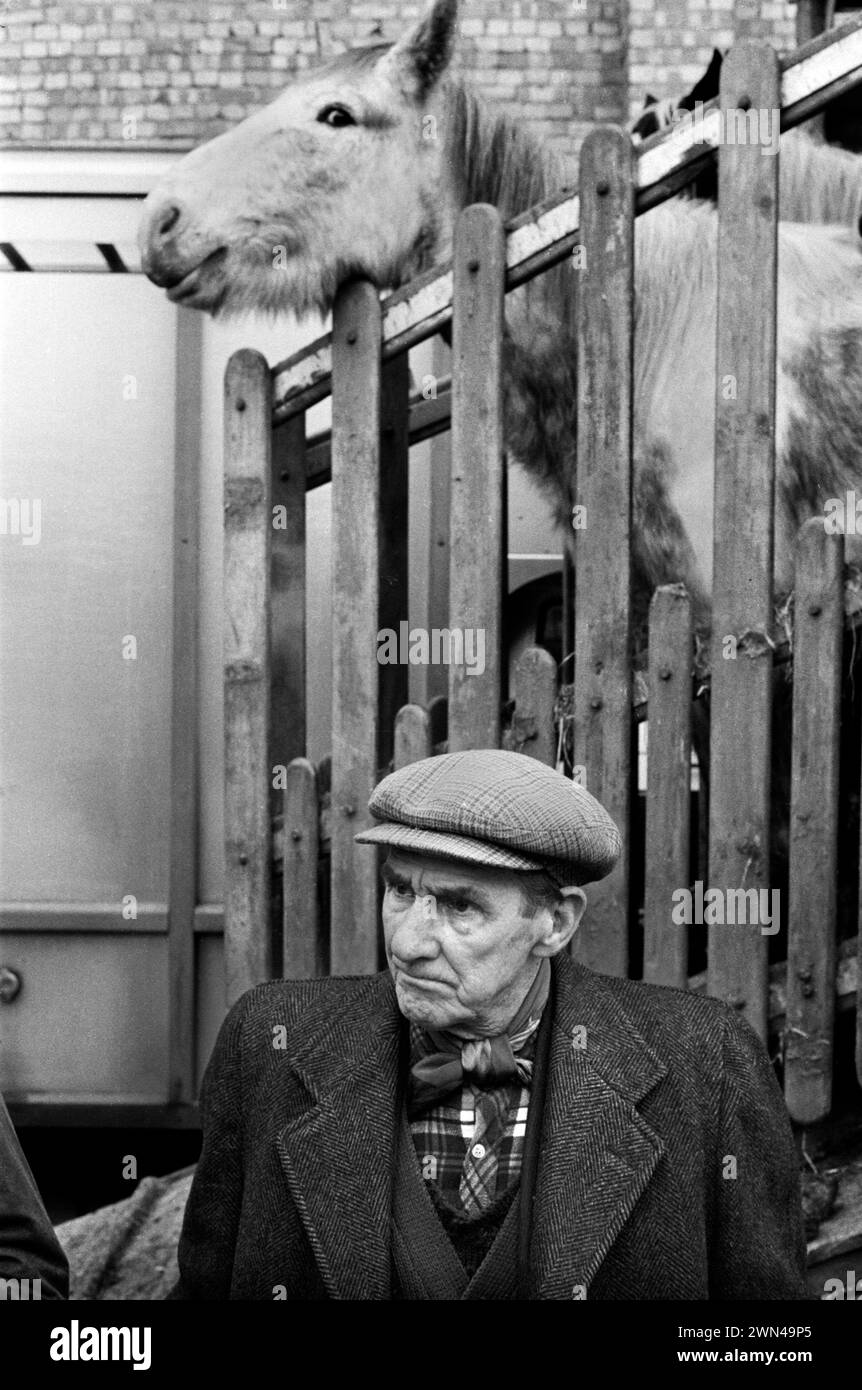 Southall mercoledì settimanale mercato dei cavalli degli anni '1980 a Londra. Un vecchio zingaro che indossa un cappellino piatto in tweed con collana tradizionalmente legato. Patrick Joseph Dunne. Southall, West London, Ealing, Inghilterra 1983 UK HOMER SYKES Foto Stock