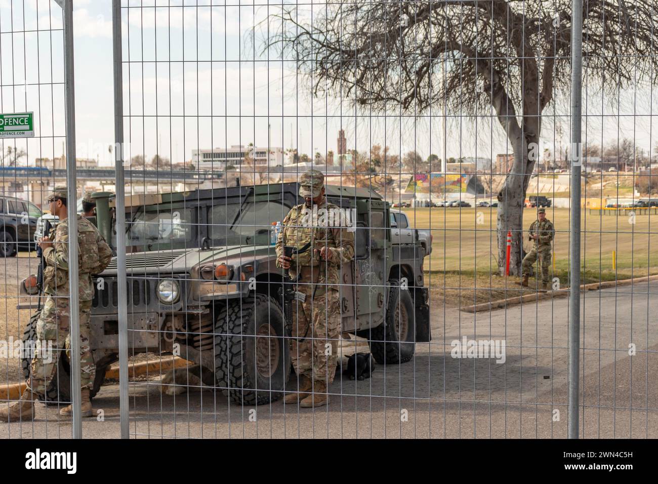 Guardia nazionale del Texas a Shelby Park, Eagle Pass, Texas USA, vicino al Ponte internazionale. La città dove il presidente Trump ha visitato il 29 2024 febbraio. Foto Stock