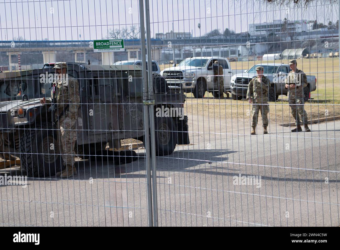 Guardia nazionale del Texas a Shelby Park, Eagle Pass, Texas USA, vicino al Ponte internazionale. La città dove il presidente Trump ha visitato il 29 2024 febbraio. Foto Stock