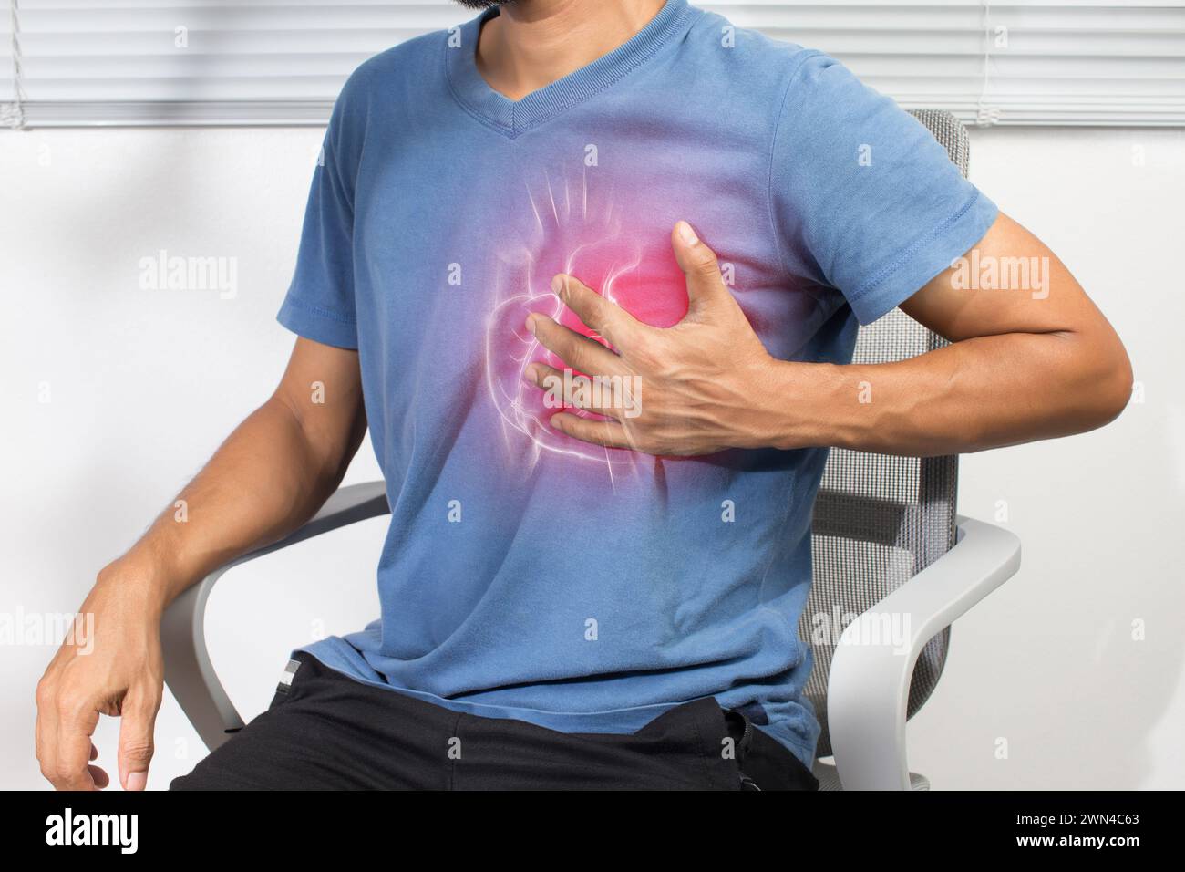 Un uomo asiatico ha oppressione al petto a causa di un attacco di cuore. Coronaropatia Foto Stock