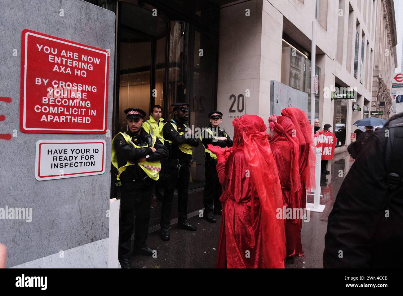 Londra, Regno Unito. 29 febbraio 2024. Gli attivisti per il clima innalzano un muro di fronte all'edificio della compagnia assicurativa AXA a Londra per protestare, per il finanziamento di insediamenti illegali in Palestina. Più gruppi climatici uniscono le forze ai Lloyd's di Londra per mostrare sostegno alla Palestina. I gruppi includono Tipping Point, War on Want, Climate Justice Coalition, XR, Global Justice Now, fermare EACOP e altri. (Foto di Joao Daniel Pereira/Sipa USA) credito: SIPA USA/Alamy Live News Foto Stock