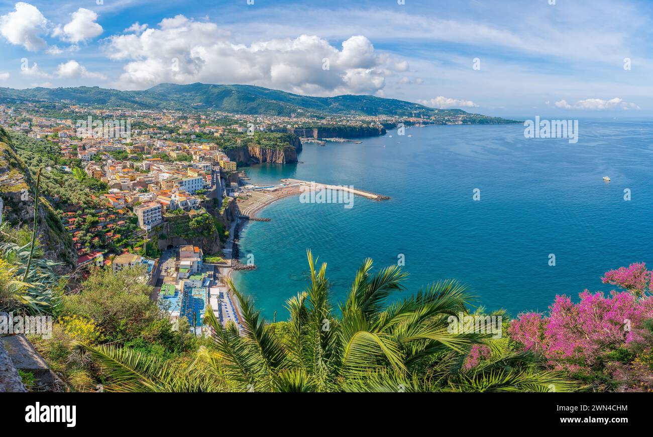 Guarda l'idilliaca costa di Sorrento, con ampie vedute delle acque azzurre e dei paesaggi lussureggianti, che rappresentano il fascino della Costiera Amalfitana italiana. Foto Stock