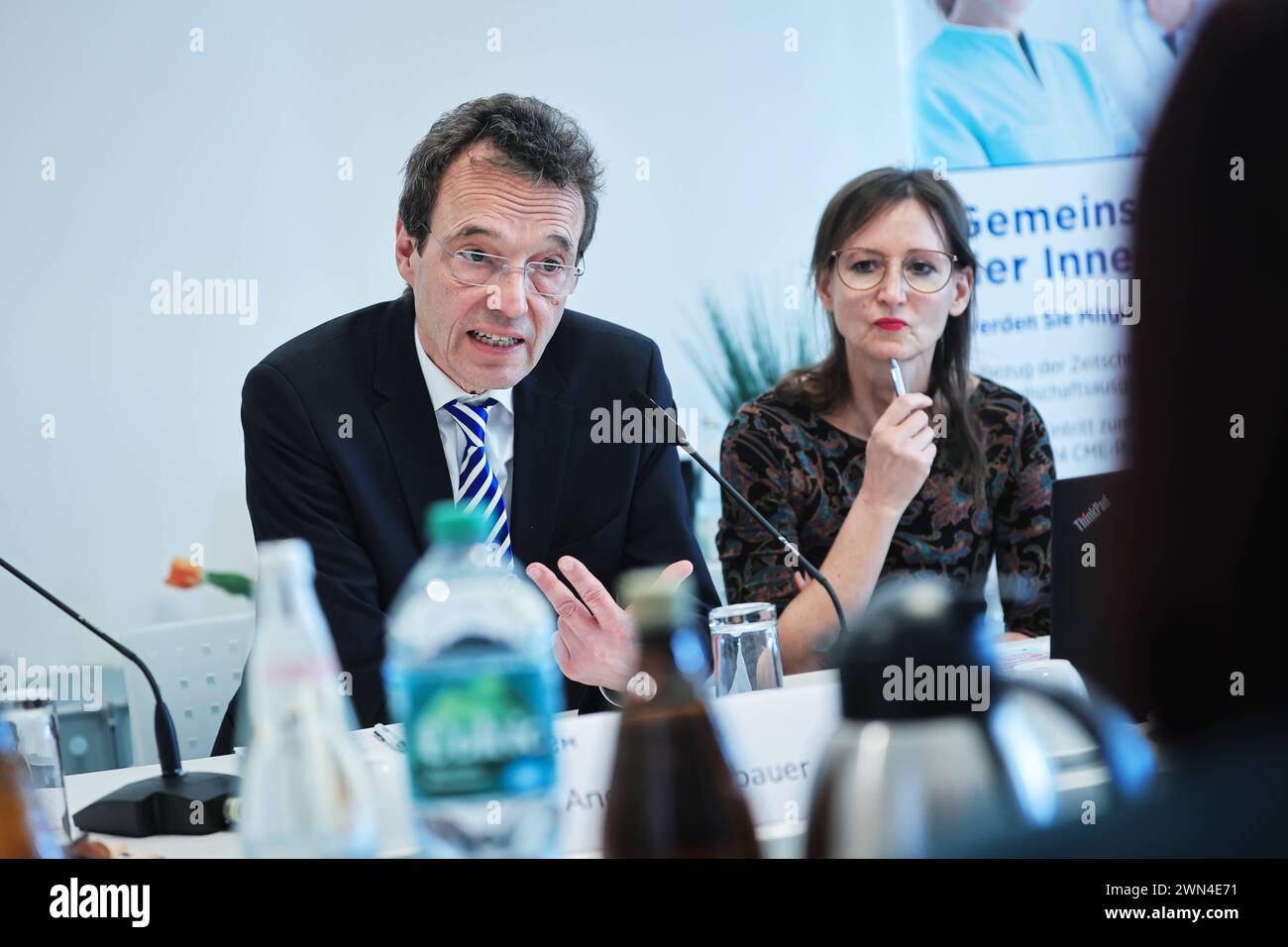 Il professor Dr. MED. Andreas Neubauer, Vorsitzender der DGIM, Anne-Katrin Döbler, Jahres-Pressekonferenz der Deutschen Gesellschaft für Innere Medizin, 29.2,2024, Hauptquartier der DGIM, Berlino, Deutschland *** Professore Dr med Andreas Neubauer, Presidente della DGIM, Anne Katrin Döbler, Conferenza stampa annuale della società tedesca di medicina interna, 29 2 2024, Berlino, sede centrale, Berlino Germania kreativmedia dgim 14 Foto Stock