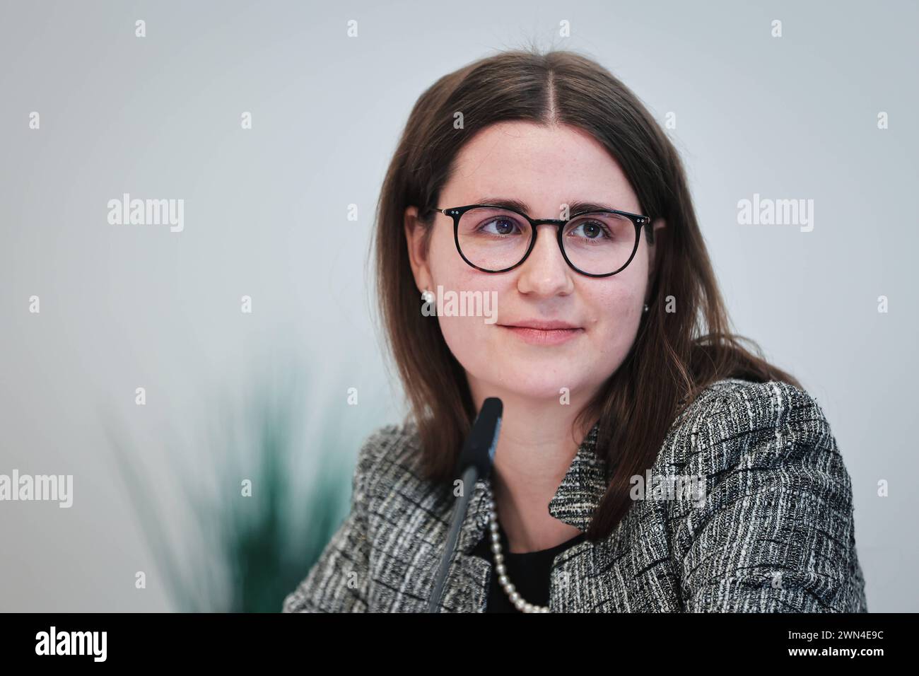 Dottoressa med. Andrea Martini, AG Junge DGIM, Jahres-Pressekonferenz der Deutschen Gesellschaft für Innere Medizin, 29.2,2024, Hauptquartier der DGIM, Berlino, Deutschland *** Dr med Andrea Martini, AG Junge DGIM, Annual Press Conference of the German Society of Internal Medicine, 29 2 2024, DGIM Headquarters, Berlino, Germania kreativmedia dgim 9 Foto Stock