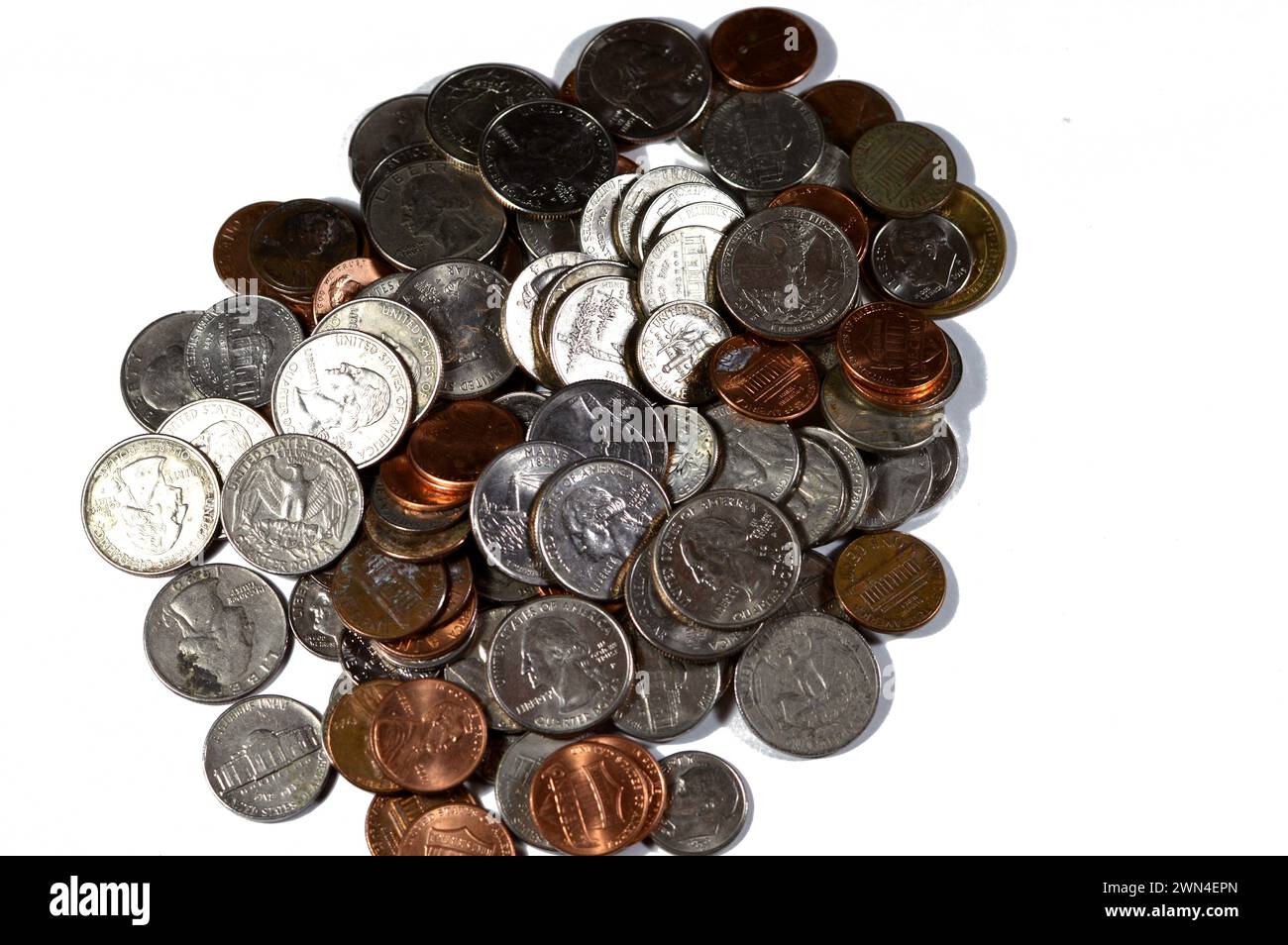 Una pila di monete americane da 1 cent, 5, 10, 25 centesimi quarto e un dollaro, sfondo vintage retro Old American money, dollaro degli Stati Uniti d'America Foto Stock