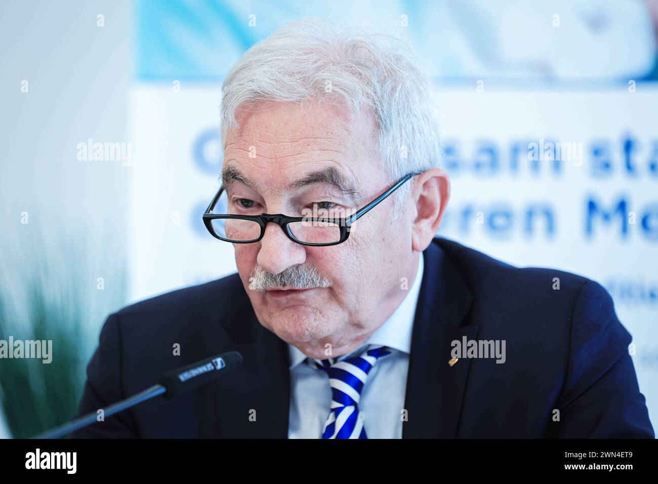 Il professor Dr. MED. Georg Ertl, Generalsekretär der DGIM, Jahres-Pressekonferenz der Deutschen Gesellschaft für Innere Medizin, 29.2,2024, Hauptquartier der DGIM, Berlino, Deutschland *** Professore Dr med Georg Ertl, Segretario generale della DGIM, Conferenza stampa annuale della società tedesca di medicina interna, 29 2 2024, sede della DGIM, Berlino, Germania kreativmedia dgim 17 Foto Stock