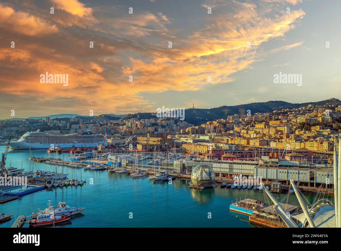 GENOVA, ITALIA - 20 MARZO 2021: Vista panoramica del porto di Genova con Porto Antico, l'acquario, la sfera di Renzo piano-Biosfera (sfera di vetro), bo Foto Stock