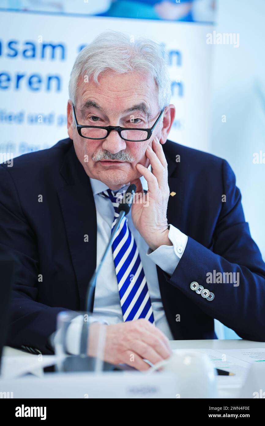 Il professor Dr. MED. Georg Ertl, Generalsekretär der DGIM, Jahres-Pressekonferenz der Deutschen Gesellschaft für Innere Medizin, 29.2,2024, Hauptquartier der DGIM, Berlino, Deutschland *** Professore Dr med Georg Ertl, Segretario generale della DGIM, Conferenza stampa annuale della società tedesca di medicina interna, 29 2 2024, sede della DGIM, Berlino, Germania kreativmedia dgim 23 Foto Stock