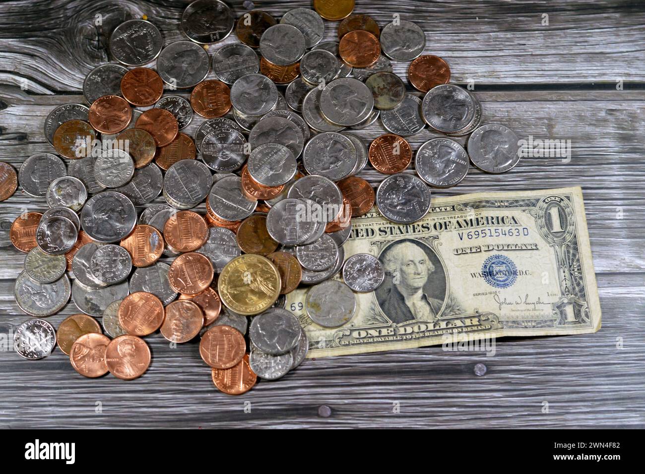 USD monete americane 1 cent, 5, 10, 25 centesimi trimestre, un dollaro, moneta americana d'epoca retrò di una banconota da 1935 dollari americani con Geor Foto Stock