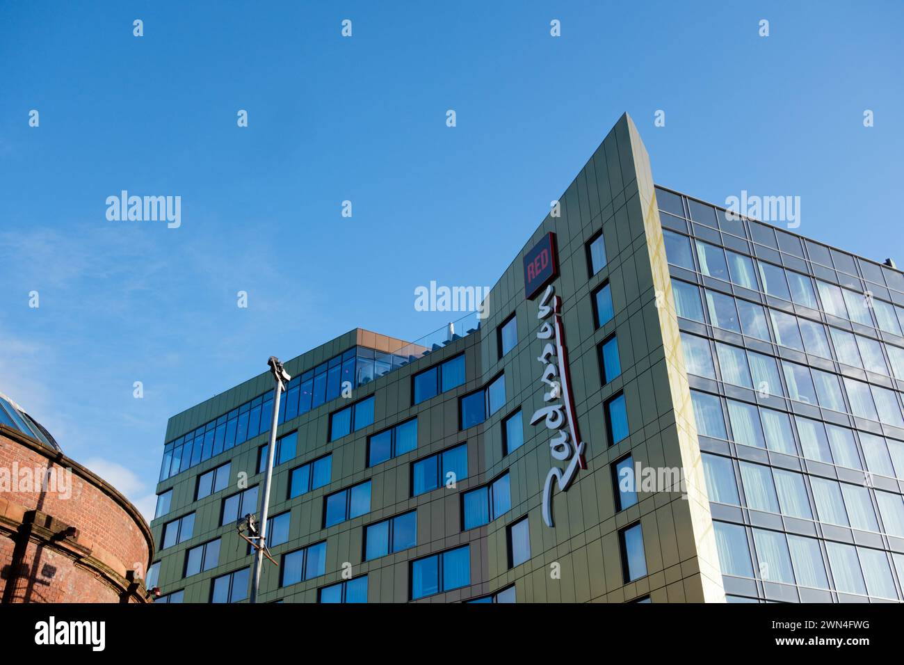 Glasgow Scozia: 13 febbraio 2024: Esterno dell'hotel Radisson Red sul fiume Clyde nel centro di Glasgow Foto Stock
