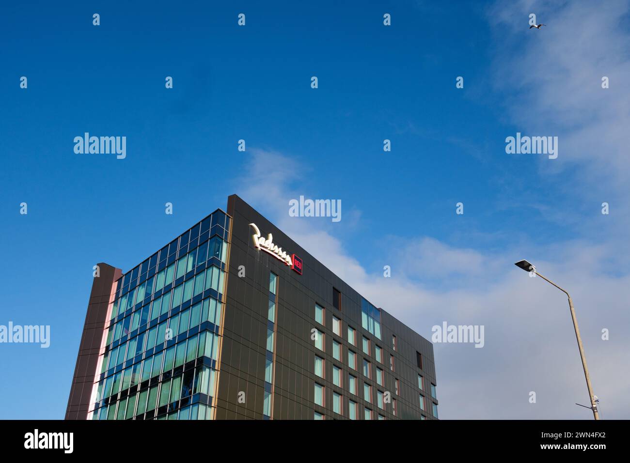 Glasgow Scozia: 13 febbraio 2024: Esterno dell'hotel Radisson Red sul fiume Clyde nel centro di Glasgow Foto Stock