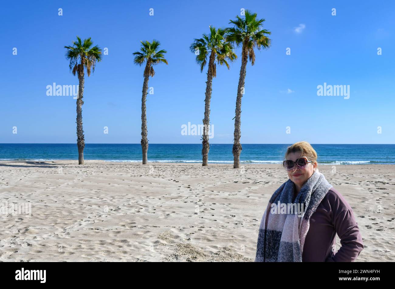 Ritratto di donna turistica a San Juan Beach, Alicante, Spagna Foto Stock