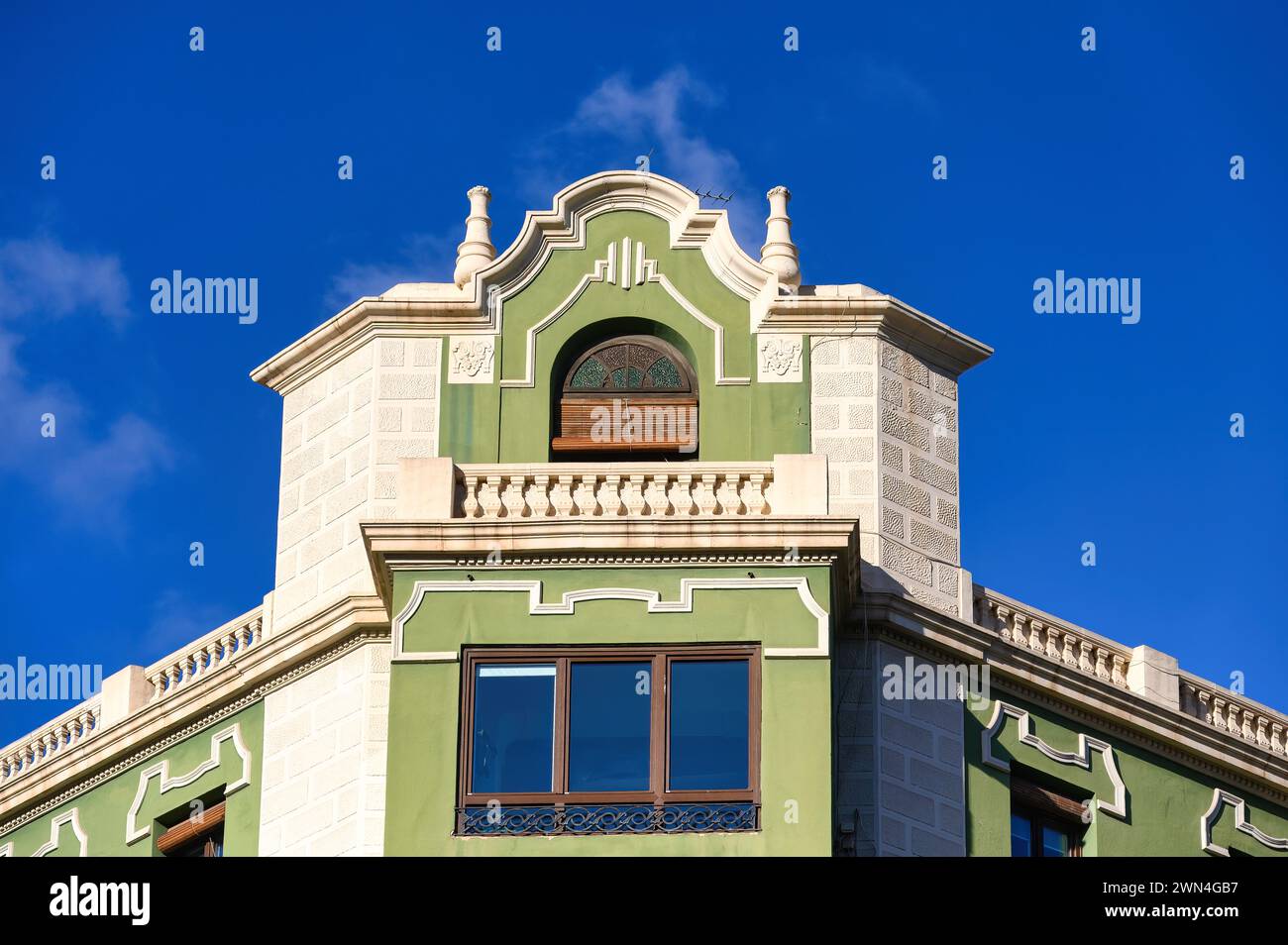 Capitale architettonica in cima a un edificio coloniale ad Alicante, Spagna Foto Stock