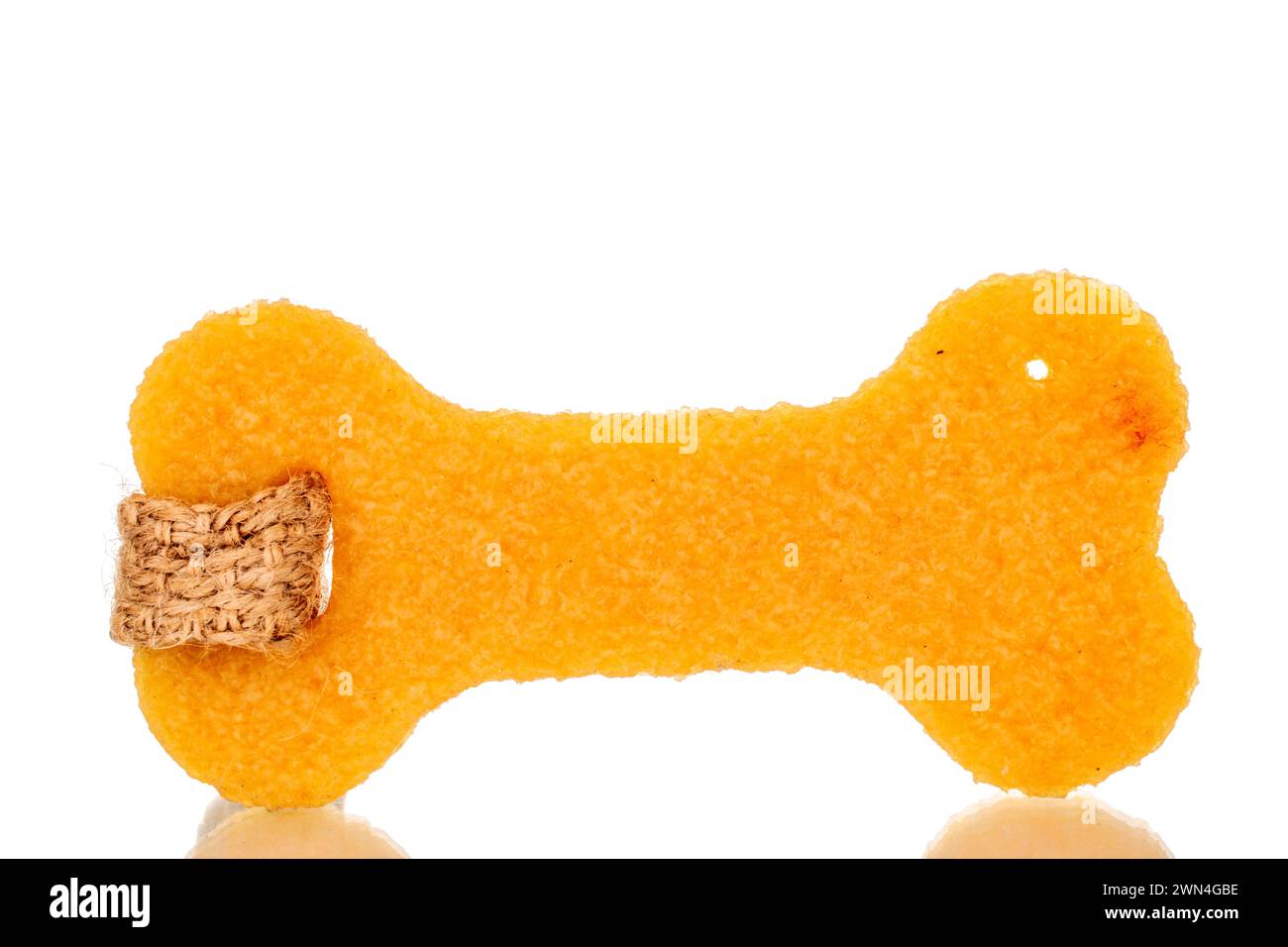 Un giocattolo per cani, osso, macro, isolato su sfondo bianco. Foto Stock