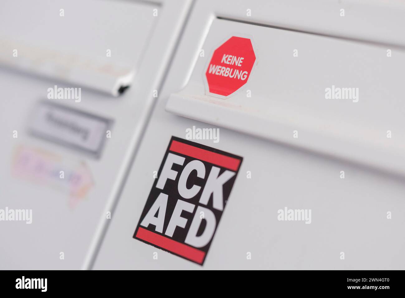 Protestation-Aufkleber gegen die AFD un adesivo di protesta Einem Briefkasten *** contro l'AFD su una cassetta delle lettere Foto Stock
