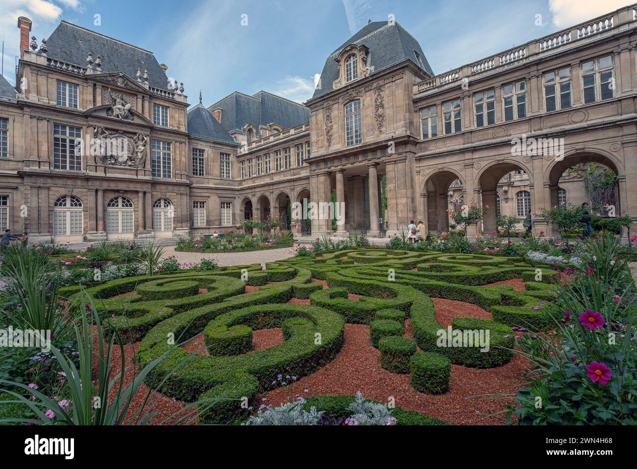 FRANCIA / Parigi / bellissimi giardini ornamentali del museo carnavalet . Foto Stock