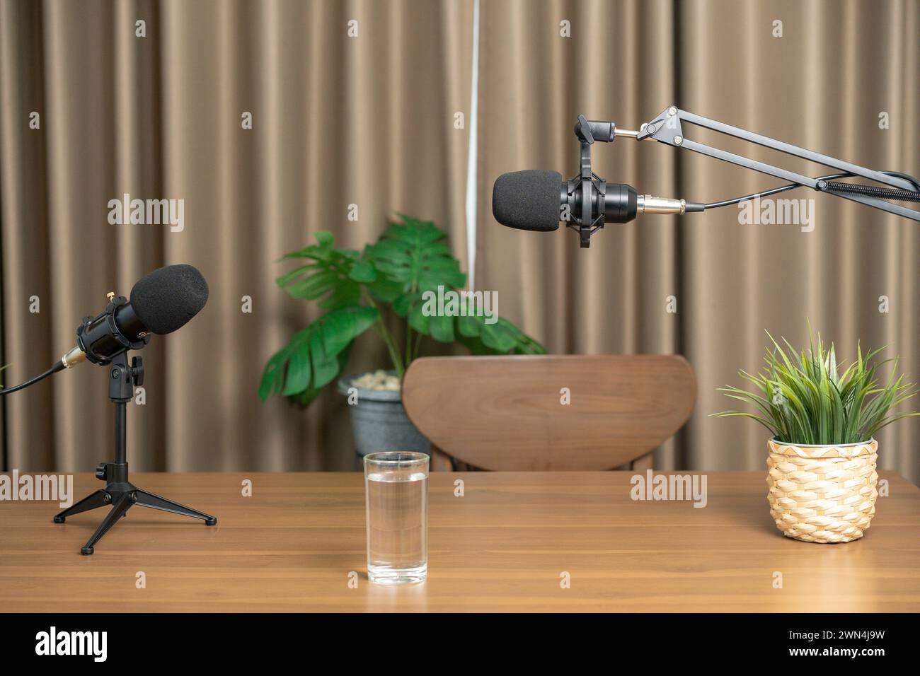 Configurazione minima della stanza del podcast a casa Foto Stock