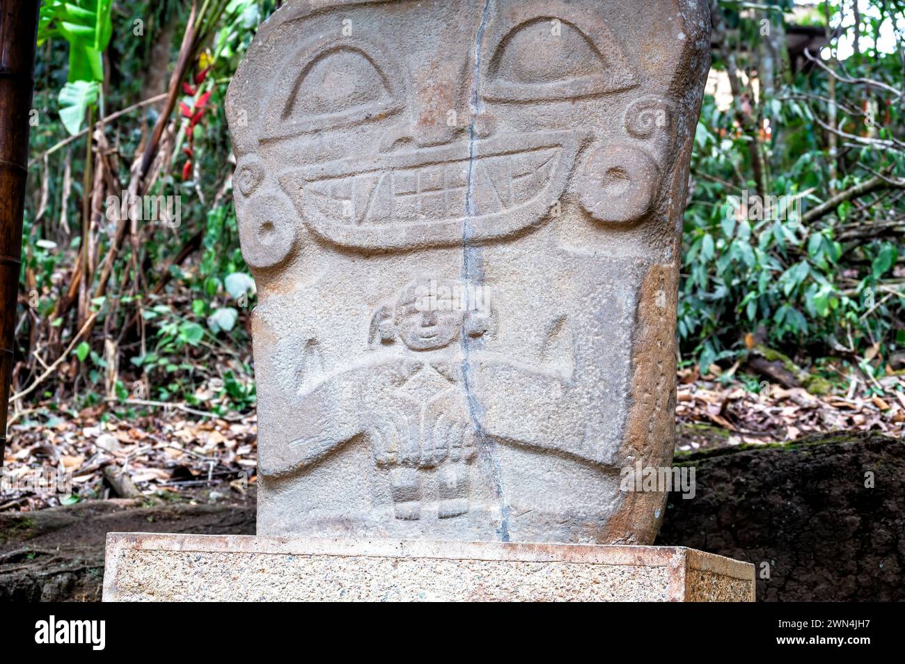 Antica statua che tiene un bambino a San Agustin, Colombia Foto Stock