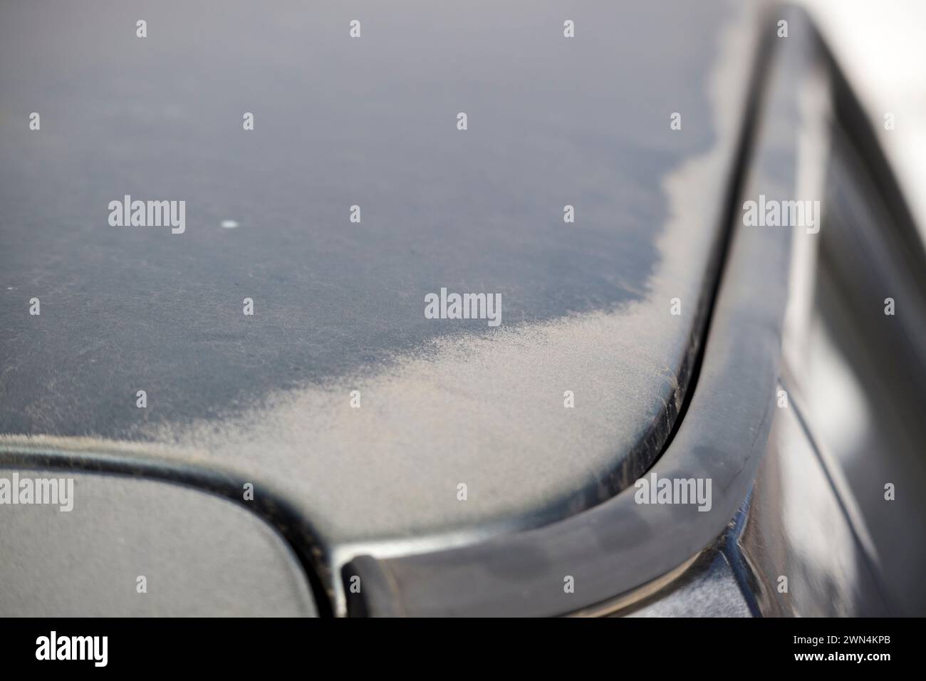 Il sole nero ha danneggiato la vernice nera sul tetto di un'auto a Lanzarote, Isole Canarie, spagna Foto Stock