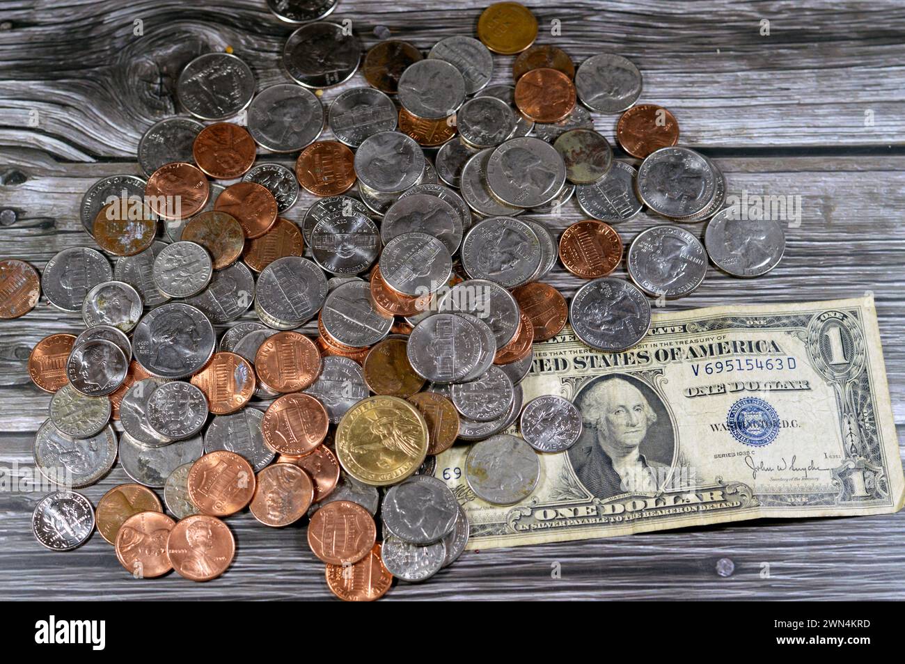 USD monete americane 1 cent, 5, 10, 25 centesimi trimestre, un dollaro, moneta americana d'epoca retrò di una banconota da 1935 dollari americani con Geor Foto Stock