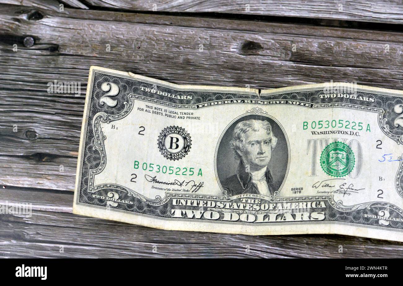 Il lato dritto di 2 banconote da due dollari serie 1976 con il ritratto del presidente Thomas Jefferson, vecchia banconota in moneta americana, vintage retr Foto Stock