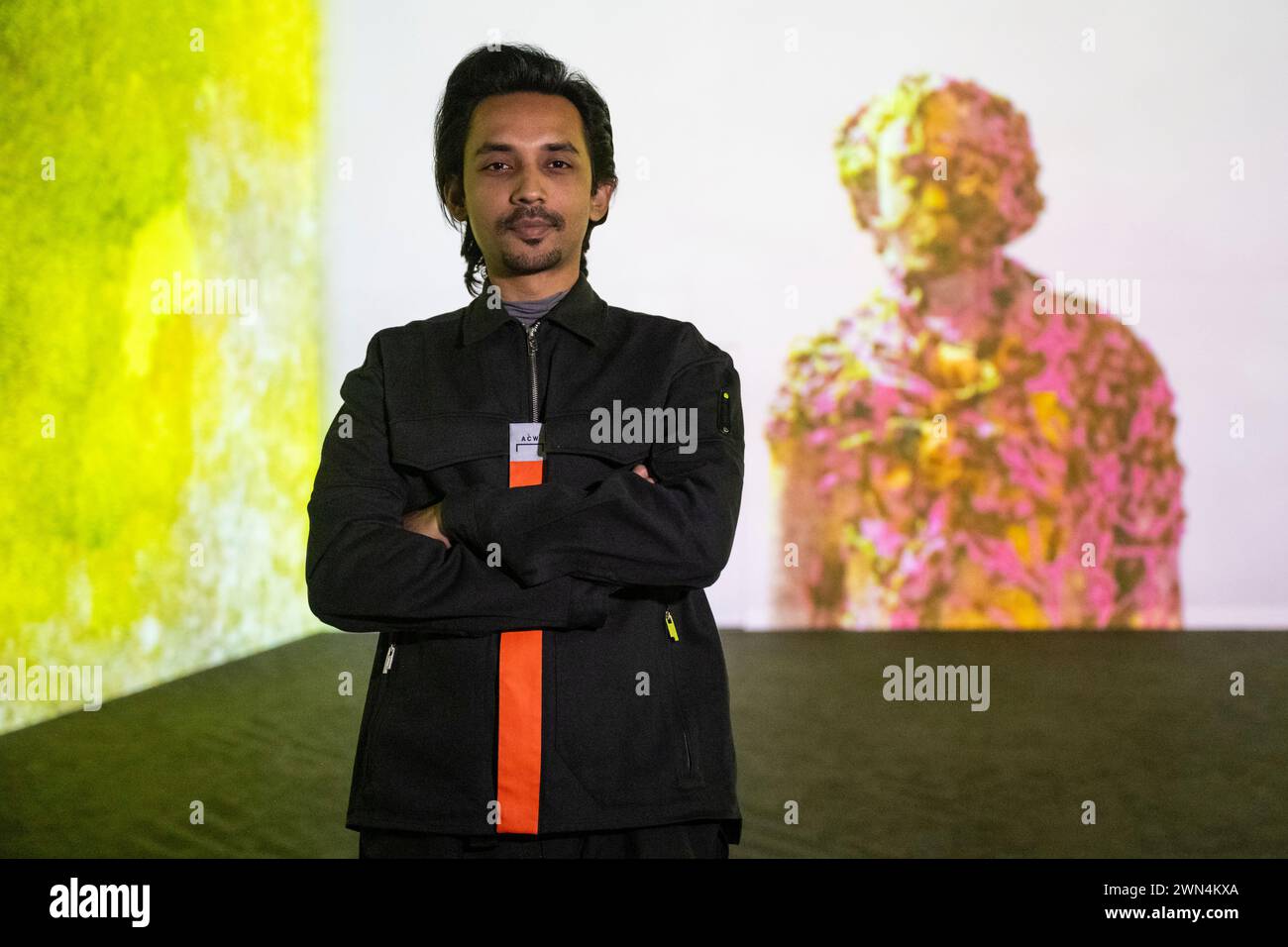 Londra, Regno Unito. 29 febbraio 2024. L'artista Shahwali Shayan con il suo lavoro in anteprima di «Samsara» nella galleria Blank Canvas di Frameless in Marble Arch. In collaborazione con il Royal College of Art, gli artisti emergenti Olesea Bortniac, Shahwali Shayan e Tao Xie presentano uno spettacolo digitale che utilizza diverse tecniche artistiche, dall'analogico agli ambienti 3D complessi. Lo spettacolo si svolge dal 2 marzo al 1° giugno 2024. Crediti: Stephen Chung / Alamy Live News Foto Stock