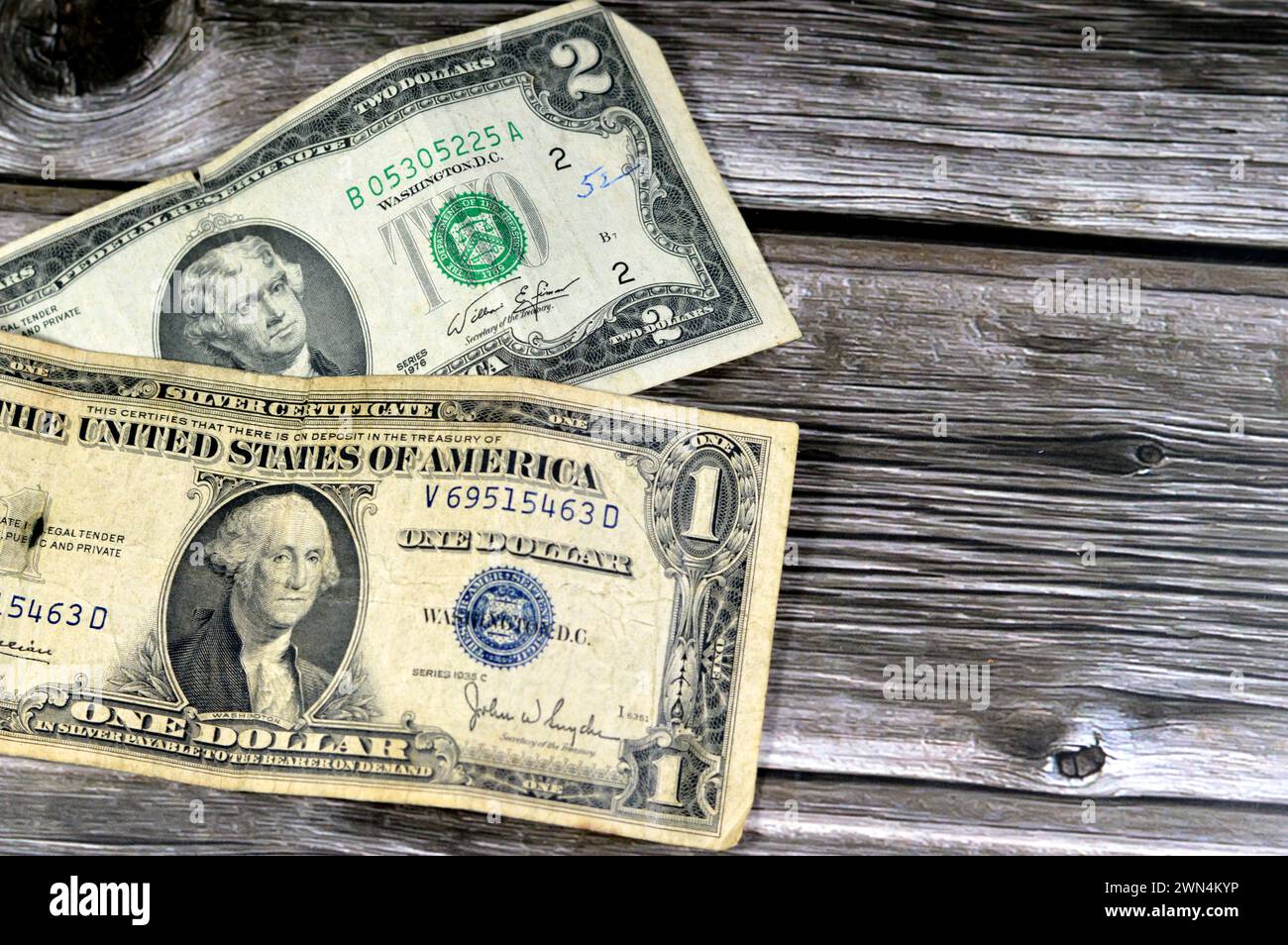 Moneta vintage retro Old American di una banconota da 1935 dollari americani con George Washington, 2 dollari 1976 Thomas Jefferson, sfondo di Ol Foto Stock