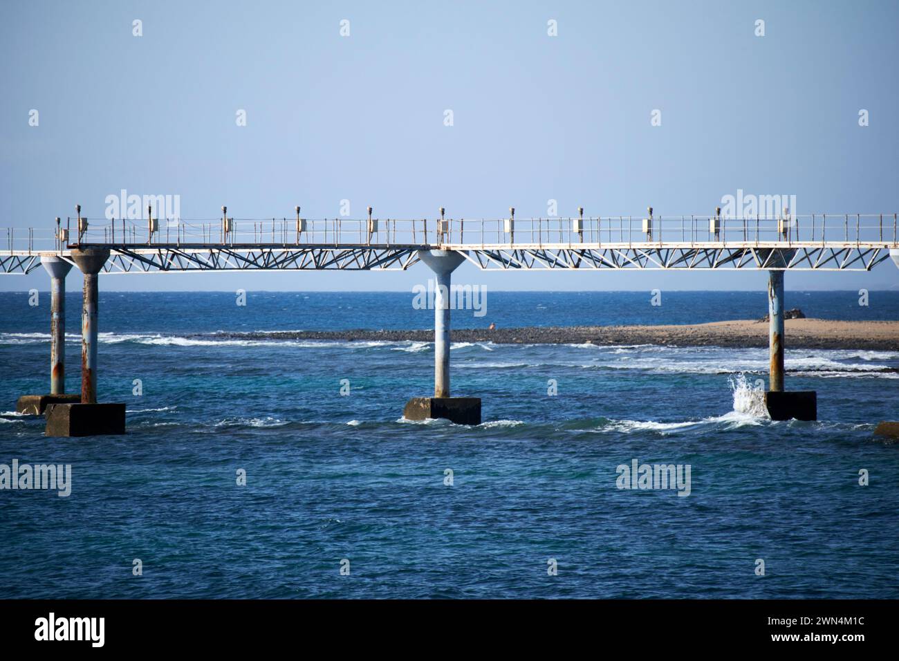 Luci di atterraggio sul molo che si estende fino al mare aeroporto di Lanzarote, Isole Canarie, spagna Foto Stock