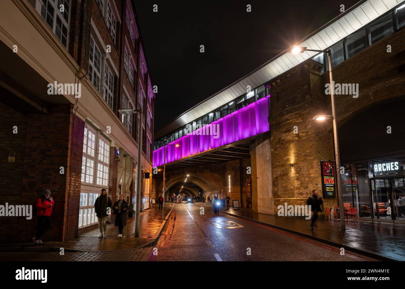 Londra, Regno Unito: Bermondsey Street passa attraverso un tunnel stradale sotto il London Bridge fino al Greenwich Railway Viaduct con la stazione di London Bridge sopra. Foto Stock