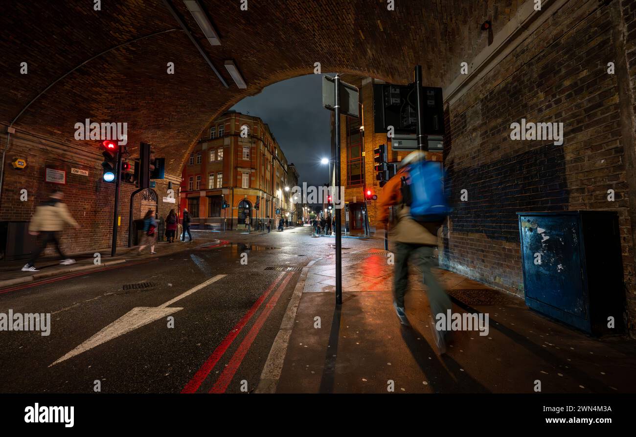 Bermondsey, Londra, Regno Unito: Bermondsey Street esce da un tunnel stradale sotto il London Bridge fino al Greenwich Railway Viaduct con pedoni. Foto Stock
