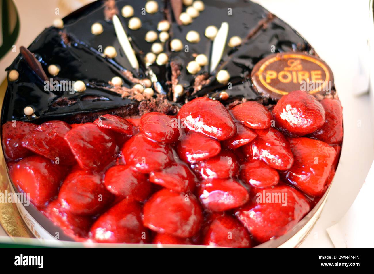 Cairo, Egitto, febbraio 28 2024: La Poire tradizioni di pasticcerie francesi e radici di cottura egiziane, metà cioccolato e metà fragola e wh Foto Stock