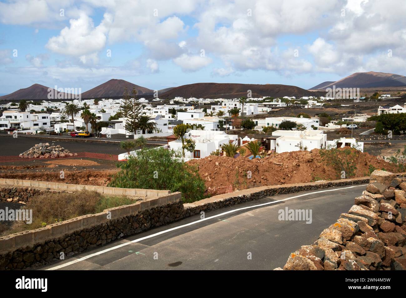 Tipiche ville bianche nella città di Yaiza, Lanzarote, Isole Canarie, spagna Foto Stock