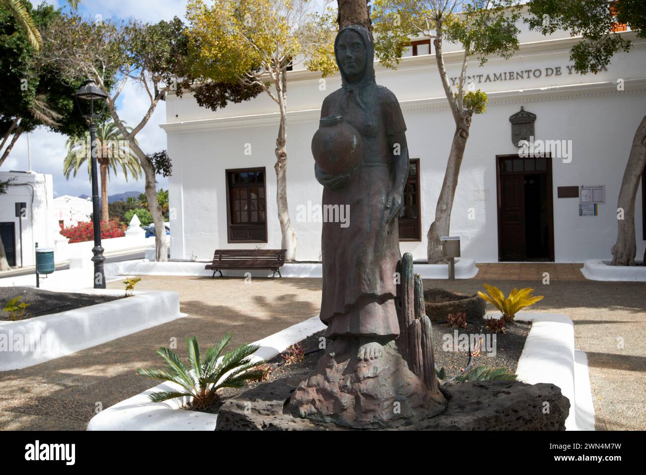 Statua di una tipica moglie contadina delle canarie fuori dall'edificio del municipio locale di ayuntamiento de Yaiza, Lanzarote, Isole Canarie, spagna Foto Stock