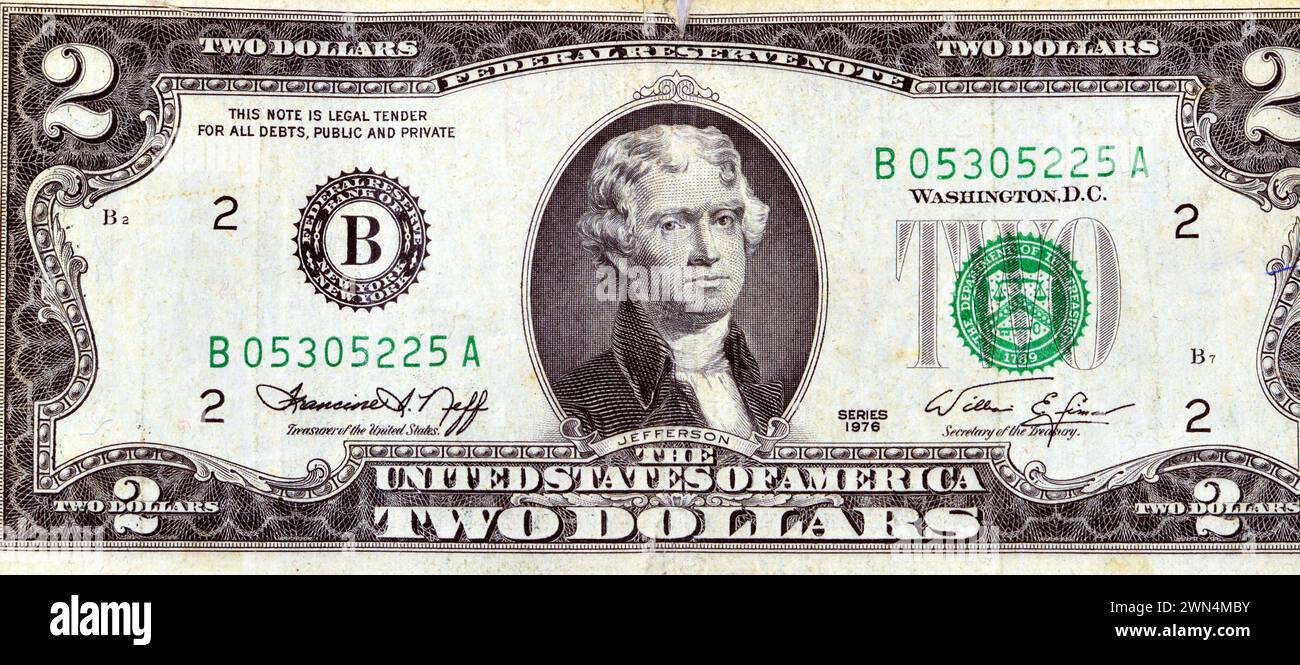 Grande frammento del lato dritto di 2 banconote da due dollari serie 1976 con il ritratto del presidente Thomas Jefferson, vecchia banca monetaria americana Foto Stock