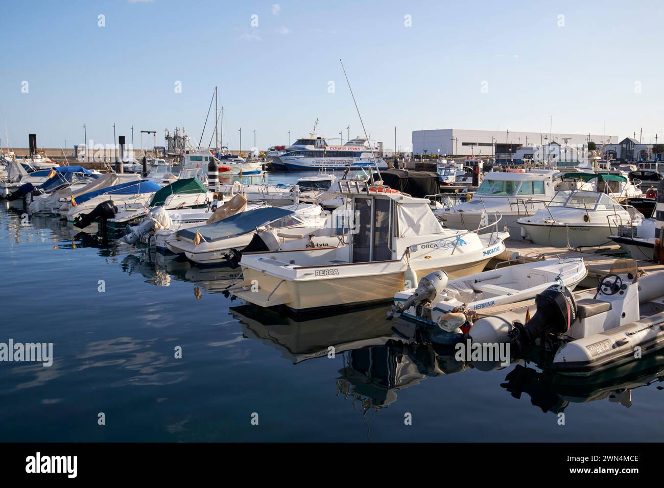 Piccole imbarcazioni da diporto nel porto turistico di playa blanca, Lanzarote, Isole Canarie, spagna Foto Stock