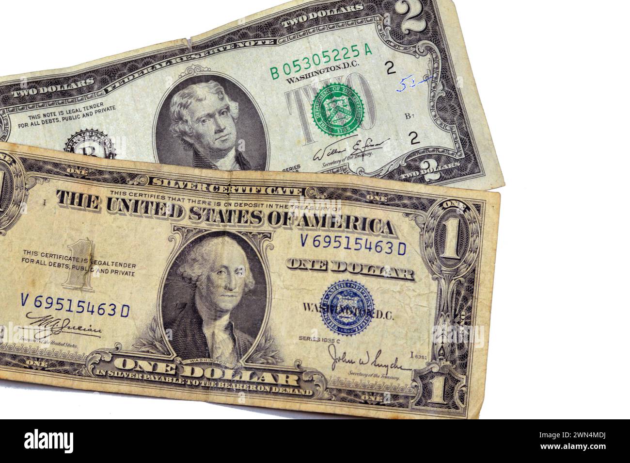 Moneta vintage retro Old American di una banconota da 1935 dollari americani con George Washington, 2 dollari 1976 Thomas Jefferson, sfondo di Ol Foto Stock