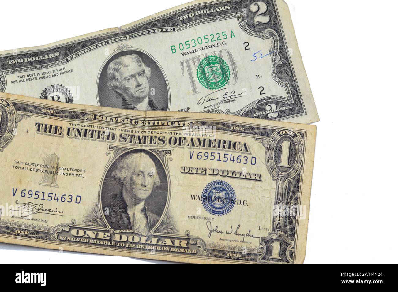 Moneta vintage retro Old American di una banconota da 1935 dollari americani con George Washington, 2 dollari 1976 Thomas Jefferson, sfondo di Ol Foto Stock
