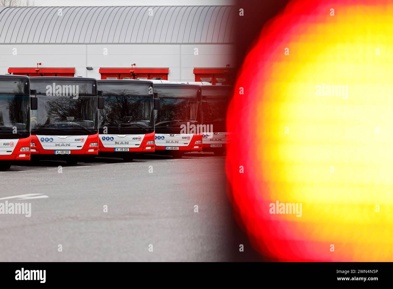 Warnstreik im Nahverkehr: Busse der Kölner Verkehrsbetriebe KVB verbleiben im Depot. Die Gewerkschaft Verdi Hat die Beschäftigten von etwa 30 kommunalen Nahverkehrsbetrieben zu einem 2-tägigen Warnstreik aufgerufen. Auf Plakaten fordern die Beschäftigten ca. 10% mehr Lohn, mindestens aber ein Plus von 500 Euro. Themenbild, Symbolbild Köln, 29.02.2024 NRW Deutschland **** sciopero di avvertimento nel trasporto locale la compagnia di trasporto pubblico di Colonia KVB gli autobus rimangono nel deposito il sindacato Verdi ha invitato i dipendenti di circa 30 compagnie di trasporto pubblico locali a fare uno sciopero di due giorni Foto Stock