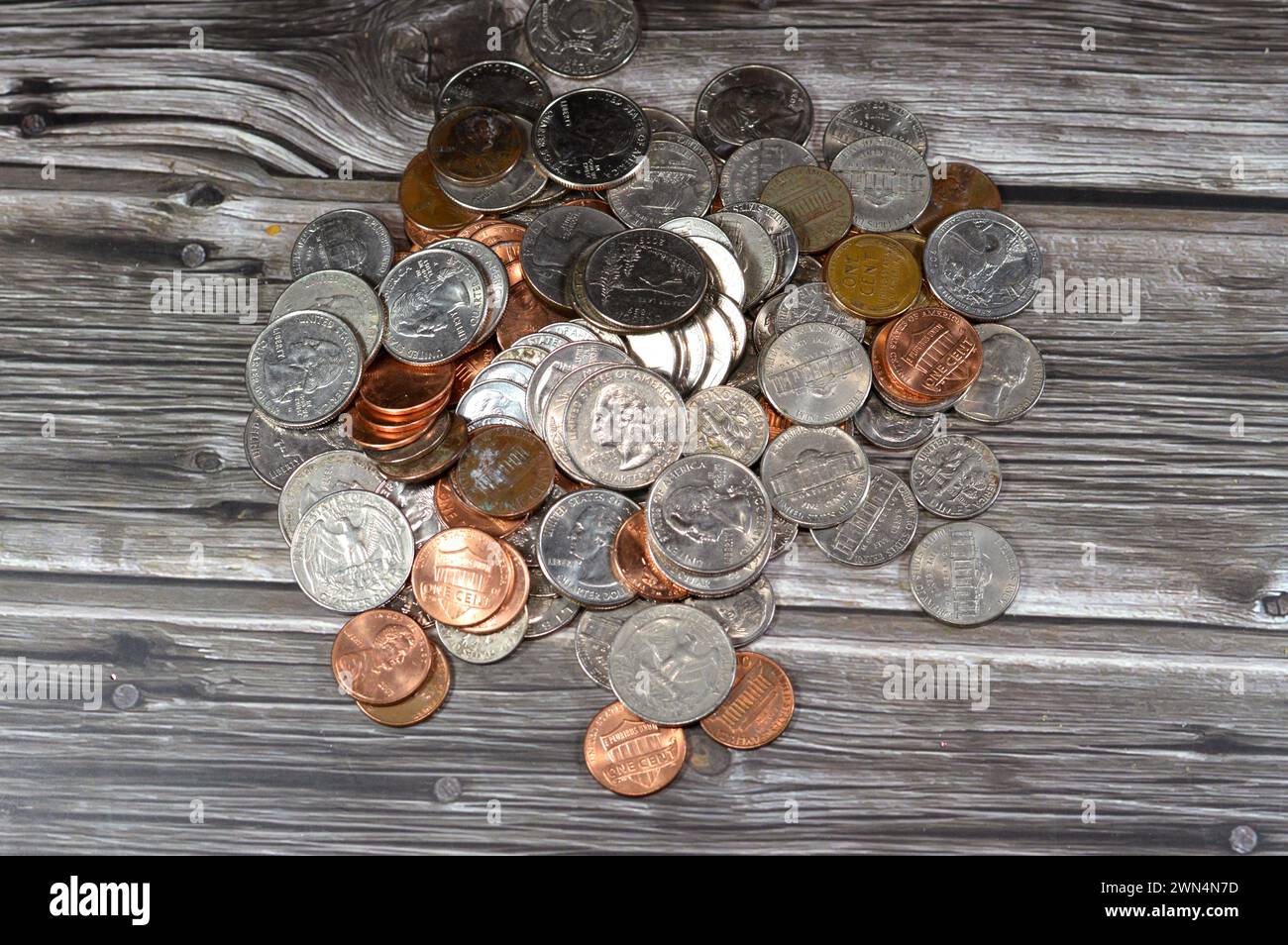 Una pila di monete americane da 1 cent, 5, 10, 25 centesimi quarto e un dollaro, sfondo vintage retro Old American money, dollaro degli Stati Uniti d'America Foto Stock