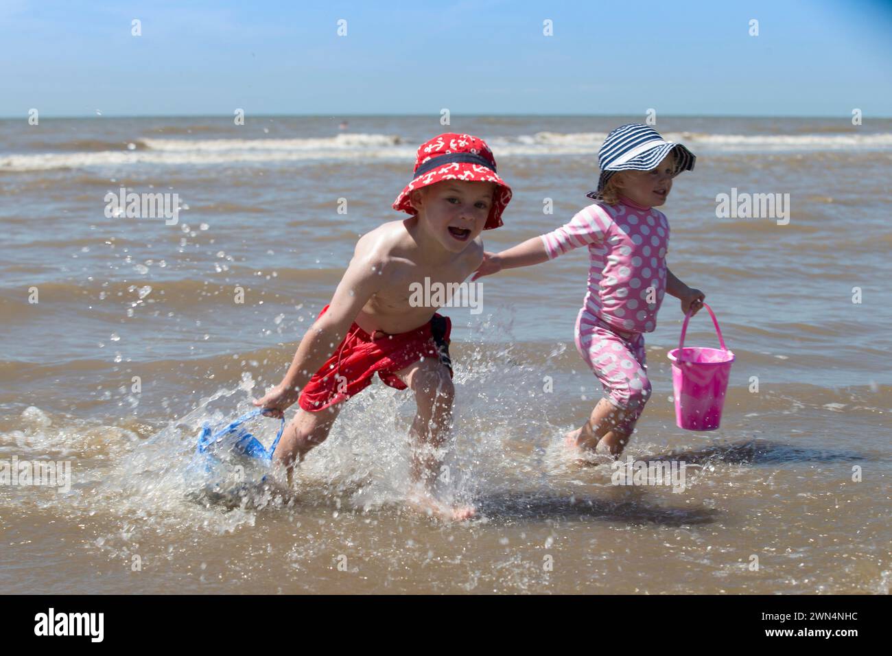 17/06/14 rinfrescandosi nel giorno più caldo dell'anno, Joshua Davies (4) e sua sorella, Skye (2), giocano in mare al molo di Blackpool. Tutti i diritti riservati Foto Stock