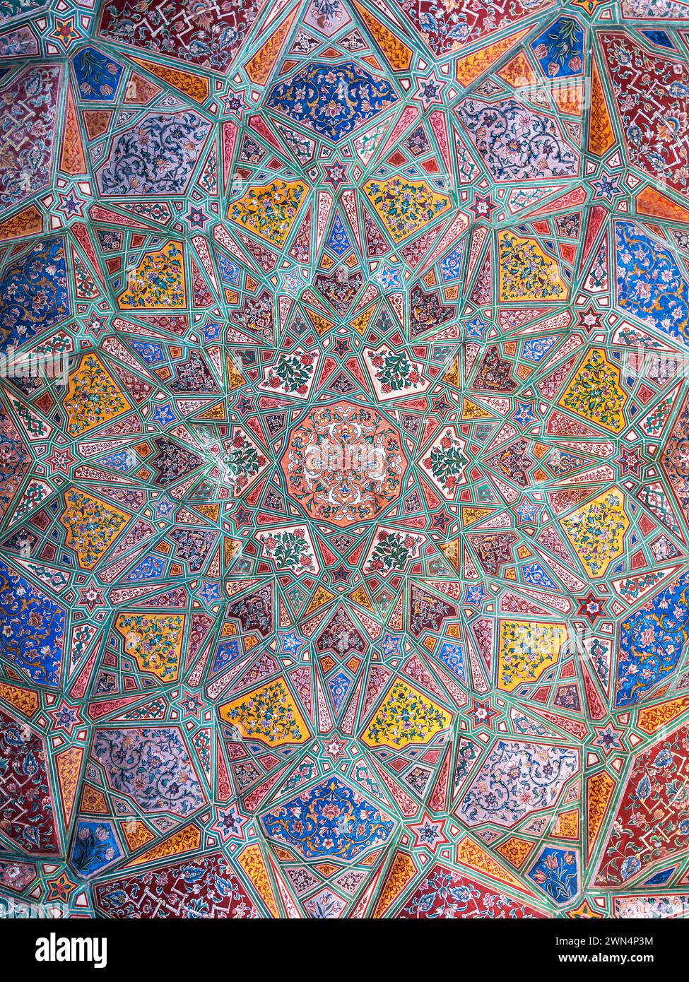 Soffitto storico artistico con decorazioni colorate al Masjid Wazir Khan, una moschea moghul del XVII secolo situata nella città di Lahore, Pakistan. Foto Stock