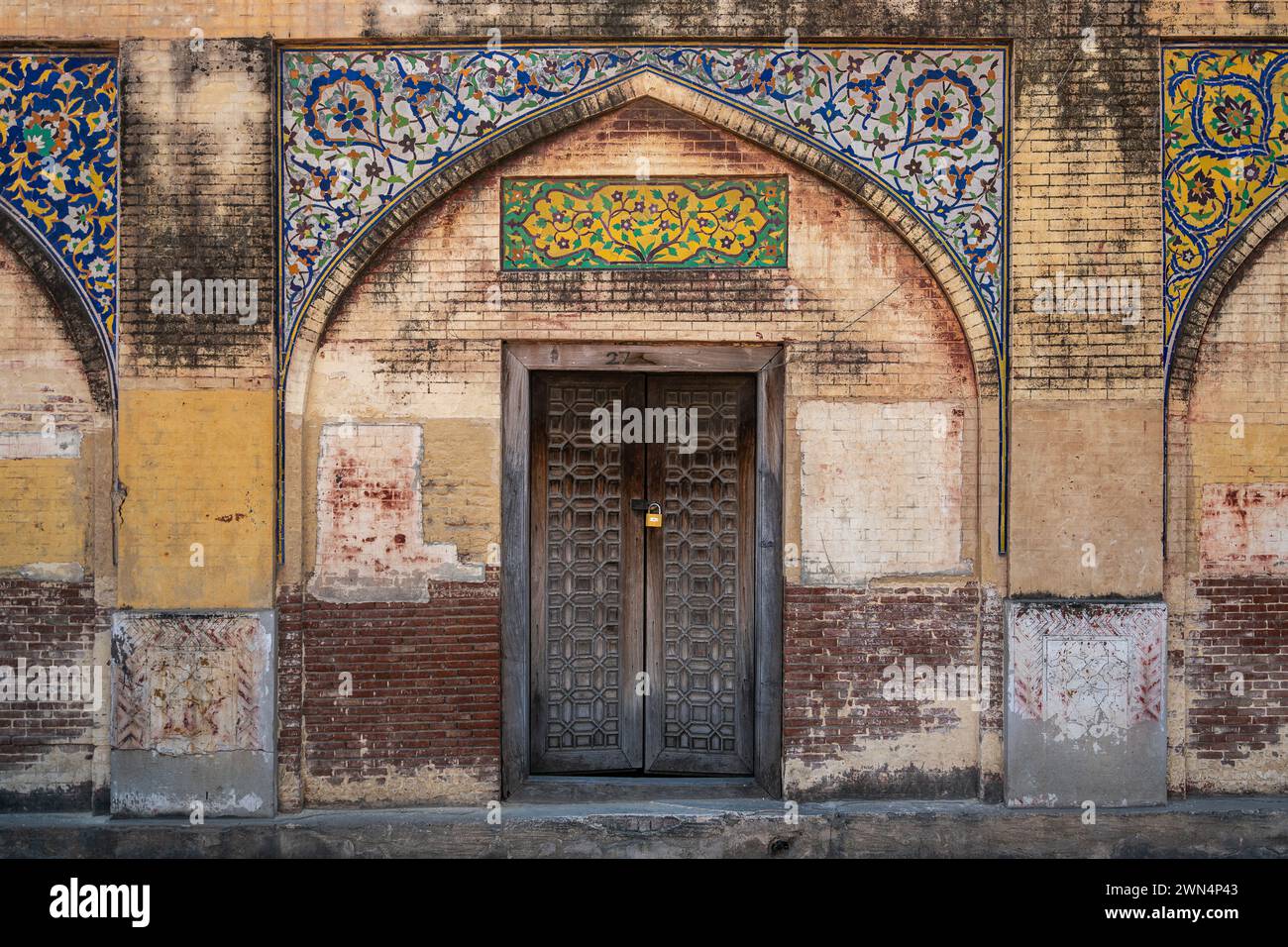 Una porta di legno presso il monumento storico Masjid Wazir Khan, una moschea moghul del XVII secolo situata nella città di Lahore, Punjab, Pakistan. Foto Stock
