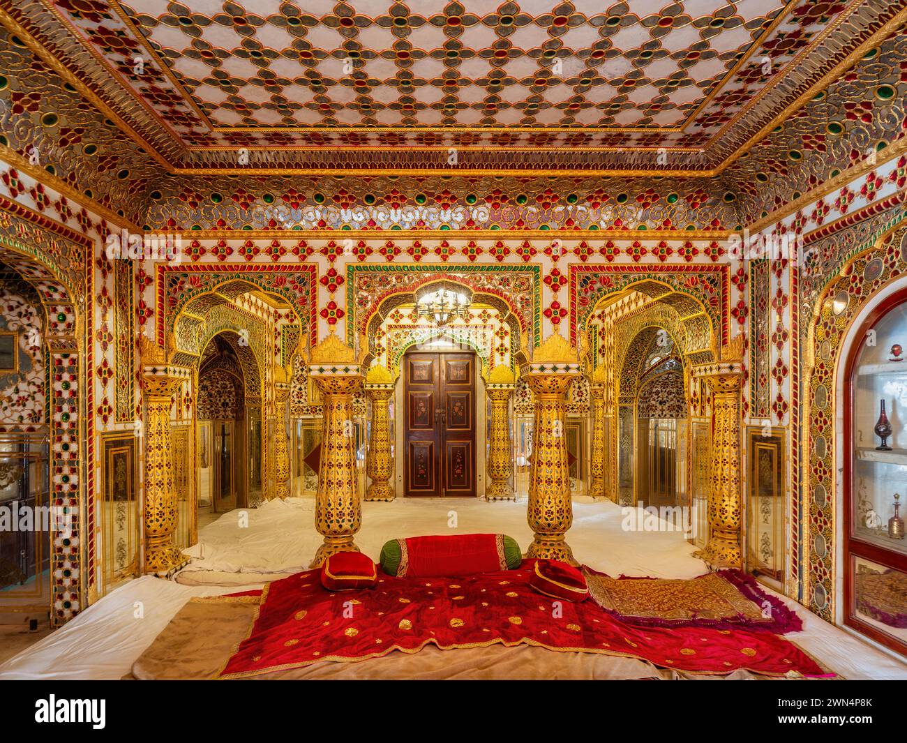 La storica sala Shobha Niwas, riccamente decorata con oro e vetro, presso il Palazzo della città di Jaipur nel Rajasthan, in India. Foto Stock