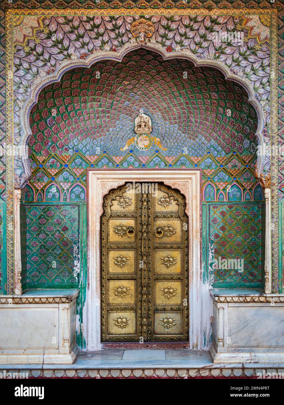La colorata porta delle rose al Palazzo della città di Jaipur nel Rajasthan, India. Foto Stock