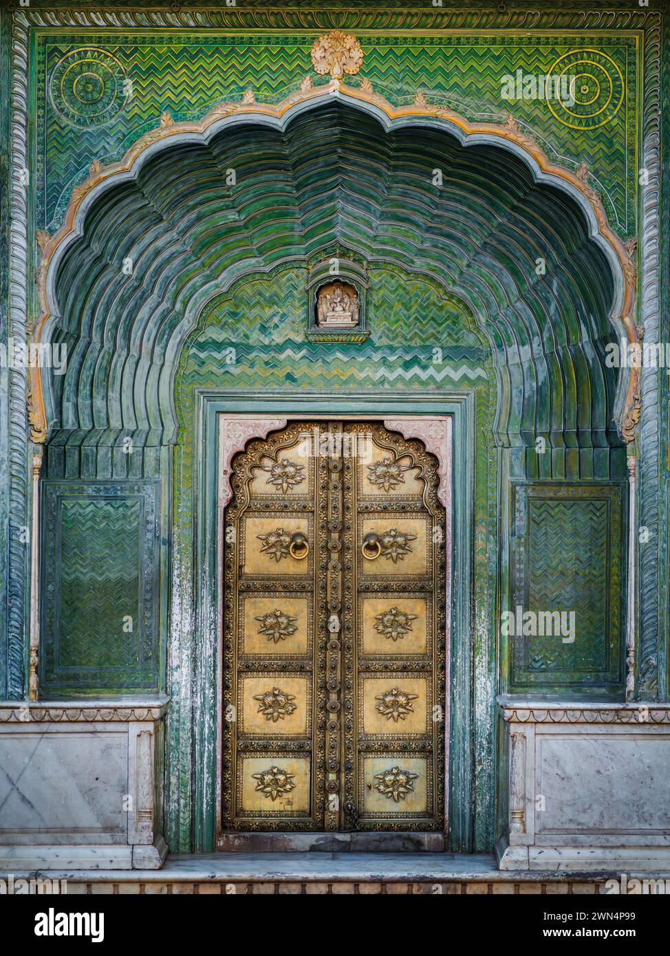 La storica porta Verde del Palazzo della città di Jaipur nel Rajasthan, India. Foto Stock