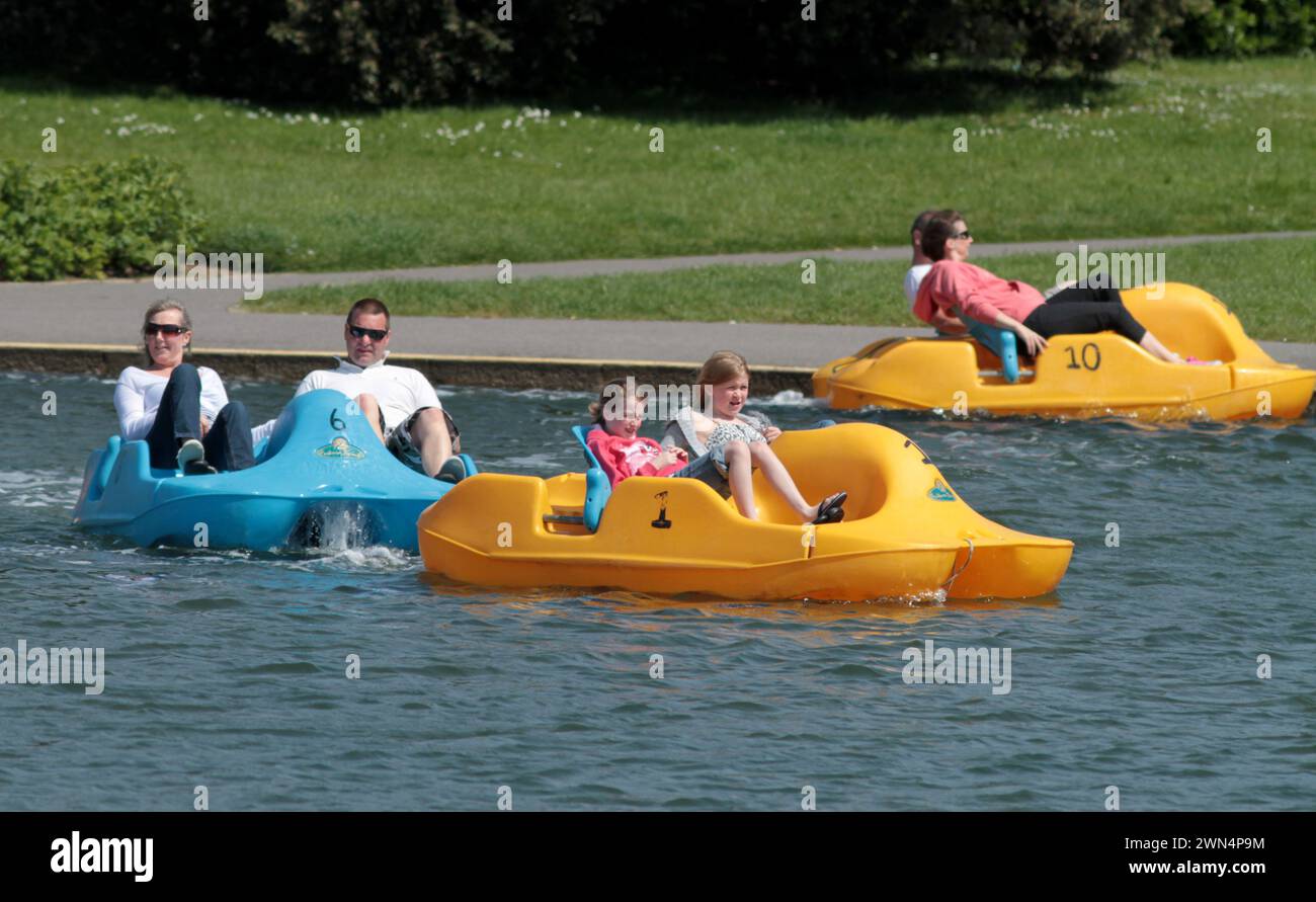 26/05/13, mentre il tempo del fine settimana festivo aumenta, le persone si godono le pedalate sul lago navigabile sul lungomare vicino alla spiaggia di Littlehampton, West Suss Foto Stock